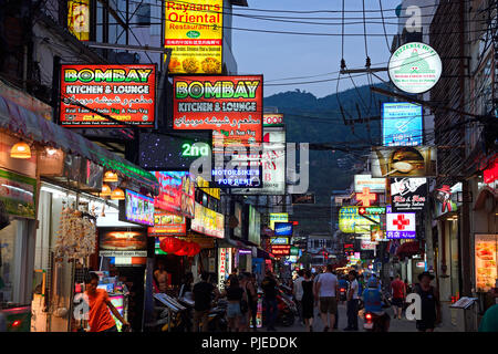 Les touristes entre bars, commerces et restaurants sur la Bangla Road, quarts de travail et voyant rouge quarts, Patong Beach, Phuket, Thailand, Touristen zwis Banque D'Images