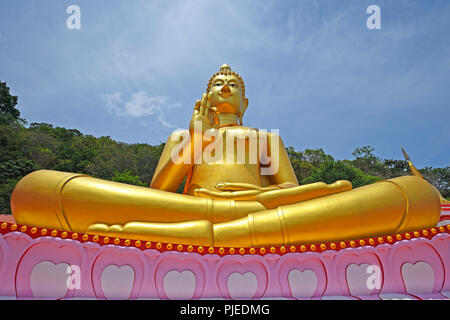 Assis Bouddha en or du temple Wat Khao Rang, Phuket, Thailand, sitzender goldener Bouddha des Tempel Wat Khao Rang Banque D'Images