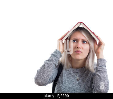 Confondre Jeune femme tenant un livre ouvert aux étudiants sur la tête isolé sur fond blanc. L'émotion triste, triste sentiment, tâche difficile concept. Banque D'Images