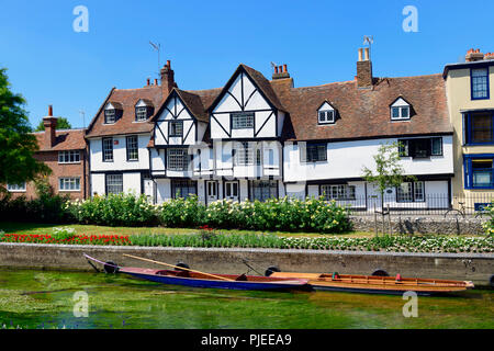 Plates amarrés sur la grande rivière stour en face de maisons à colombage de Westgate park Canterbury Banque D'Images