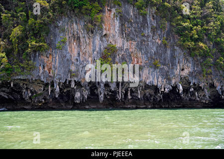 Les roches calcaires érodés dans la baie de Phang Nga, la Thaïlande, l'erodierte Kalksteinfelsen in der Bucht von Phang Nga Banque D'Images