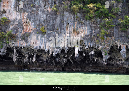 Les roches calcaires érodés dans la baie de Phang Nga, la Thaïlande, l'erodierte Kalksteinfelsen in der Bucht von Phang Nga Banque D'Images