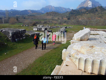 Certains touristes errer parmi les ruines du temple d'Artémis à Ephèse en Turquie. Banque D'Images