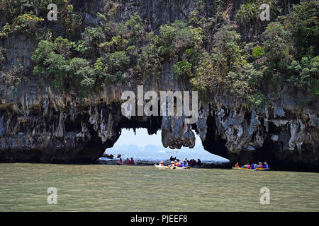 Les touristes d'explorer avec les roches calcaires érodés en canoë dans la baie de Phang Nga, la Thaïlande, l'Touristen erkunden mit dem Kanu erodierte Kalksteinfelsen dans Banque D'Images