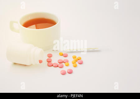 Sur un fond blanc, rose thermomètre comprimés et plateau Banque D'Images