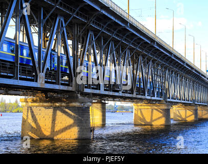 Le train de passagers voyage le long d'un pont à deux niveaux et un chemin de fer à travers le fleuve Dniepr dans le Dnipro ville. Dniepr Dniepropetrovsk, Ukraine), Banque D'Images