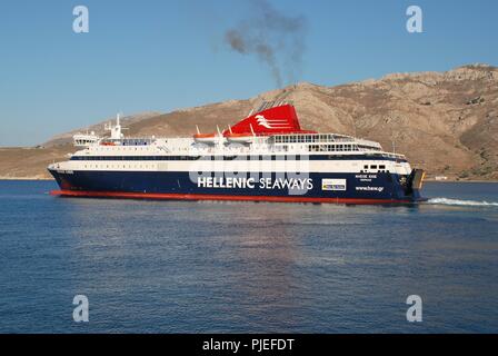 Hellenic Seaways ferry quitte le port de Chios Nissos Livadia sur l'île grecque de Tilos le 18 juin 2018. Le navire de 141 mètres a été construit en 2007. Banque D'Images