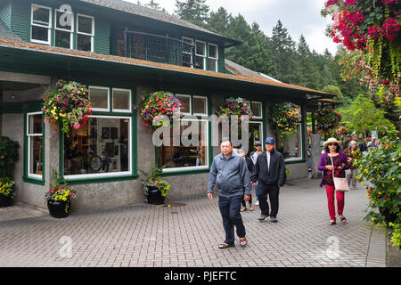 Les touristes d'excursion à l'Butchart Gardens , Brentwood Bay, British Columbia, Canada Banque D'Images