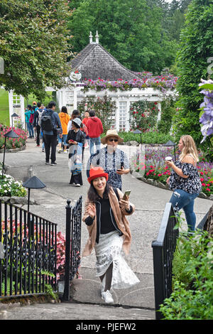 Les touristes d'excursion à l'Butchart Gardens , Brentwood Bay, British Columbia, Canada Banque D'Images