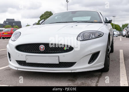 Jaguar XK blanc 'R' dans un parking de supermarché Banque D'Images