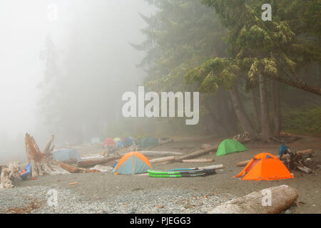 Camping à Sombrio Plage le long de Juan de Fuca Marine Trail, parc provincial Juan de Fuca, British Columbia, Canada Banque D'Images