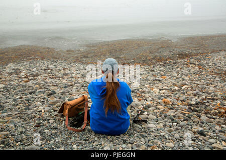 Détente à Sombrio Plage le long de Juan de Fuca Marine Trail, parc provincial Juan de Fuca, British Columbia, Canada Banque D'Images