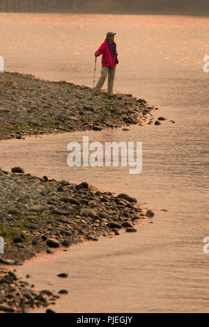 Randonneur sur Pointe Whiffen, Pointe Whiffen Park, Sooke, Colombie-Britannique, Canada Banque D'Images