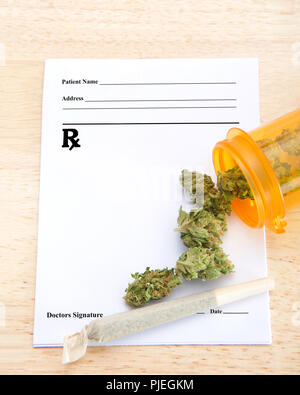 Carnet de prescription vide avec bouteille de bourgeons de marijuana renversé sur le papier, le roula sur le bas. Table en bois en arrière-plan. La marijuana médicale concep Banque D'Images