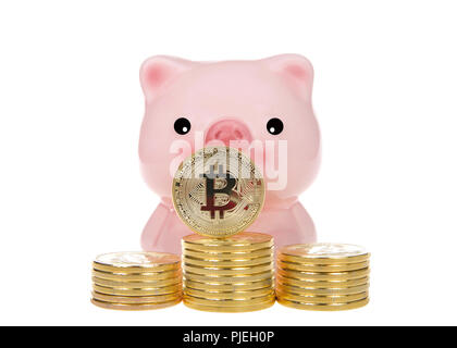 Little pink piggy bank avec pièce de monnaie physique peu empilé en face de l'un jusqu'à l'extrémité montrant B pour la conception de bitcoin. D'investir. Isolated on white ba Banque D'Images