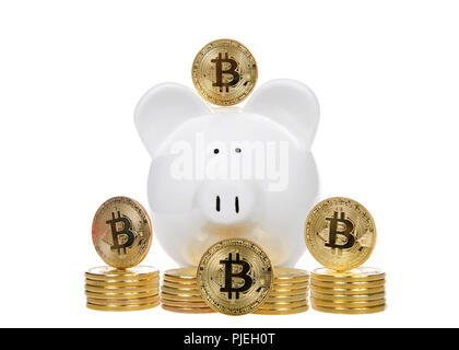 White piggy bank avec pièce de monnaie physique peu empilés devant elle et quatre jusqu'à l'extrémité montrant B pour la conception de bitcoin. Investir Banque D'Images