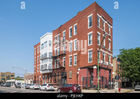 Immeuble en brique dans le quartier du parc de Pulaski Banque D'Images