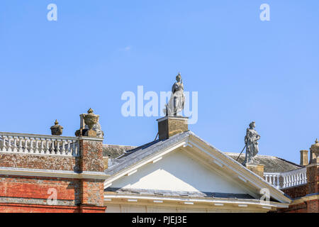 Des statues de déesses romains au-dessus de l'entrée du portique Avington Park, un hôtel particulier de style palladien maison de campagne à Avington près de Winchester, Hampshire, Royaume-Uni Banque D'Images