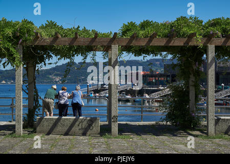 Les gens dans la promenade de Combarro, village de la province de Pontevedra dans la région Galice, Espagne, Europe Banque D'Images