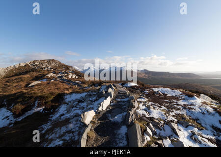 Sommet du Diamond Hill dans le Parc National du Connemara en hiver avec vue sur la montagne enneigée de la Twelve Bens. Banque D'Images