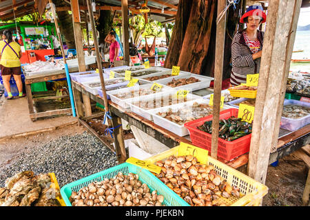 Rawai Beach, Phuket, Thailand - Octobre 27, 2013 : fruits de mer sur la plage de calage Sea Gypsy village à la plage de Rawai à Phuket, Thaïlande Banque D'Images