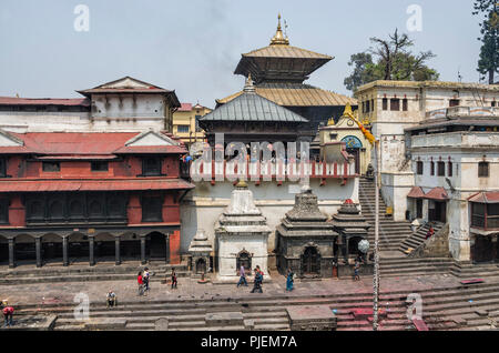 Katmandou, Népal - 15 Avril 2016 : temple de Pashupatinath est le siège de la divinité nationale, seigneur de Pashupatinath. C'est aussi le lieu de la crémation cerem Banque D'Images