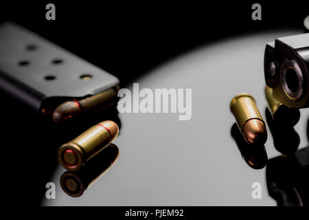 Bullet shells, canon d'une arme et cartouche close up magazine. Arme à feu et de munitions. La santé mentale et la violence. Il est complètement chargé. Banque D'Images