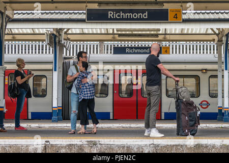 Londres, Angleterre - Juillet 2018 : Les voyageurs attendent le train entrant sur la station de métro de Richmond Banque D'Images