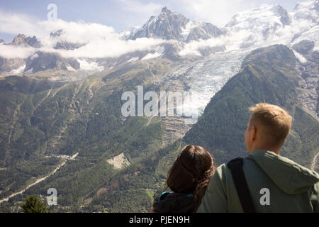 Young Caucasian hiker couple profitez de la vue sur un Mont Blanc dans les Alpes Banque D'Images