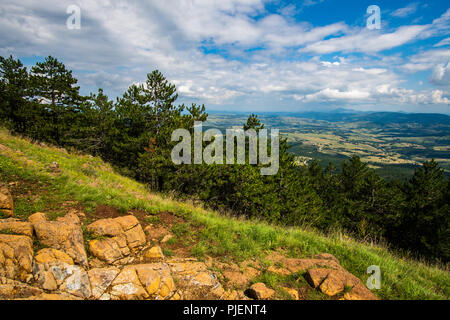 Vue paysage de pic noir sur la montagne Divcibare en Serbie. Paysage de rochers et de conifères et les montagnes en arrière-plan Banque D'Images