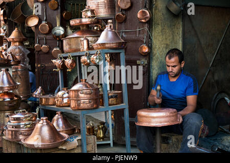 Fes, Maroc - 12 novembre 2017 : Artisans de décisions sur des pots en cuivre dans la vieille partie de Fes Banque D'Images