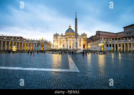 Rome, Italie - 07 mars, 2018 : basilique Saint Pierre et l'obélisque sur la Place Saint Pierre au cours de l'heure bleue Banque D'Images