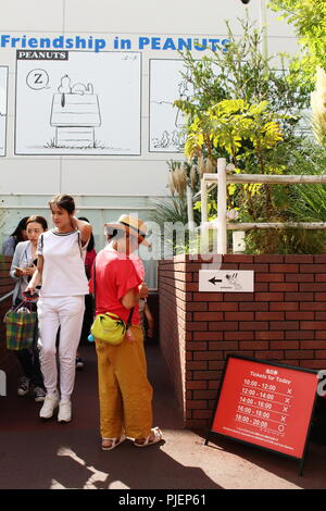 Un visiteur regarde un panneau à l'avant de la Musée Snoopy à Roppongi, Tokyo. (Août 2018) Banque D'Images