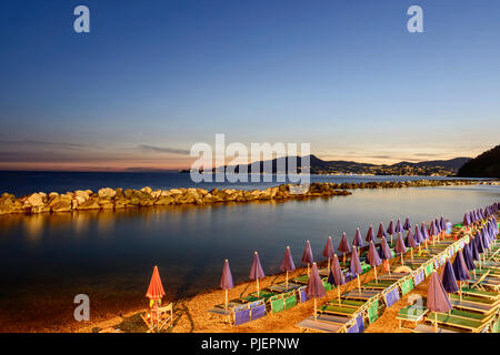 Beach Resort sur la plage de galets en face de golfe de Tigullio, tourné en été, la lumière à la tombée de la Méditerranée village touristique de Chiavari, Tigullio, Genova, L Banque D'Images
