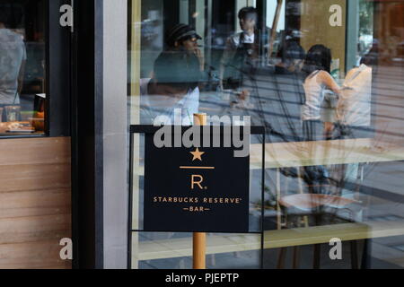 Vue de l'enseigne à l'extérieur d'un café Starbucks qui dispose d'un bar et de réserve est situé dans le Roppongi Tokyo Midtown. (Août 2018) Banque D'Images