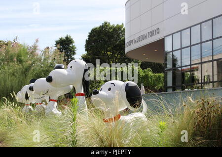 Modèles de Snoopy dans l'herbe haute à l'avant du Musée Snoopy à Roppongi, Tokyo. (Août 2018) Banque D'Images