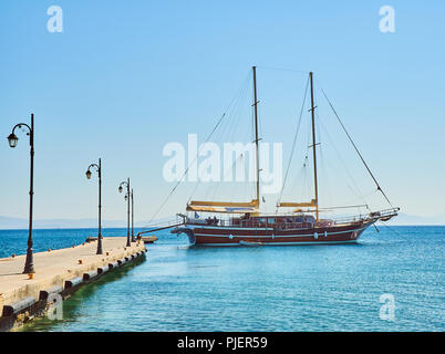 Kos, Grèce - Juillet 3, 2018. Un voilier amarré dans l'île grecque de Kos, Grèce, région sud de la Mer Egée. Banque D'Images