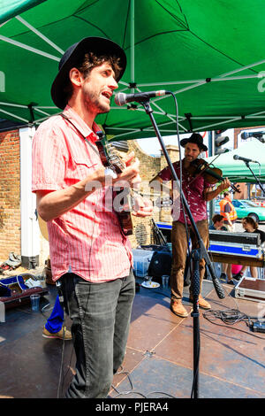 L'Orange Circus, celtique/folk bluegrass music effectuant sur petite scène au Festival Folk de Sandwich et Ale. Vue grand angle, côté de la scène. Banque D'Images