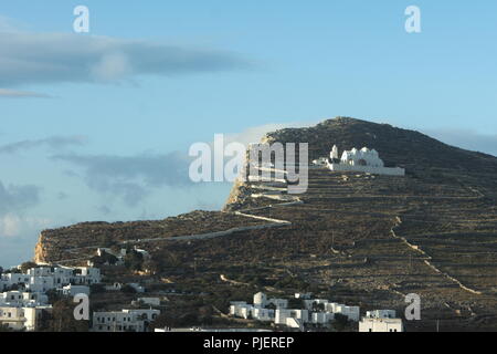 Le grec l'île lointaine et magnifique de Folegandros. Une vue sur la spectaculaire église de Panagia située au-dessus de la vieille ville, la Hora. Banque D'Images