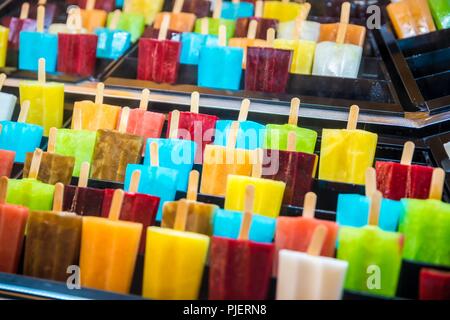 Lolly glaces colorées frais et délicieux sur stick. Des glaces aux fruits Banque D'Images