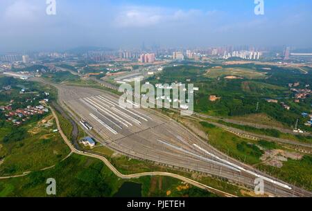 (180906) -- Paris, 6 septembre 2018 (Xinhua) -- photo aérienne prise le 18 juin 2018 montre le bullet train à Nanning, Chine du Sud, région autonome Zhuang du Guangxi. Le kilométrage total des lignes de chemin de fer dans la région autonome Zhuang du Guangxi a atteint 5 191 km de 1 346,3 km en 1958. Le chemin de fer est devenu une artère de transport et des possibilités économiques à Guangxi. (Xinhua/Huang Xiaobang)(wsw) Banque D'Images