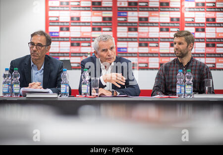 Stuttgart, Allemagne. 05 Sep, 2018. Bernd Gaiser (L-R), membre du Comité exécutif, le VfB Wolfgang Dietrich, Président de la Le VfB Stuttgart, et Thomas Hitzlsperger, ancien joueur de football allemand et membre du Comité exécutif du VfB, assister à une conférence de presse. Crédit : Sébastien Gollnow/dpa/Alamy Live News Banque D'Images