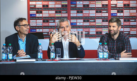 Stuttgart, Allemagne. 05 Sep, 2018. Bernd Gaiser (L-R), membre du Comité exécutif, le VfB Wolfgang Dietrich, Président de la Le VfB Stuttgart, et Thomas Hitzlsperger, ancien joueur de football allemand et membre du Comité exécutif du VfB, assister à une conférence de presse. Crédit : Sébastien Gollnow/dpa/Alamy Live News Banque D'Images