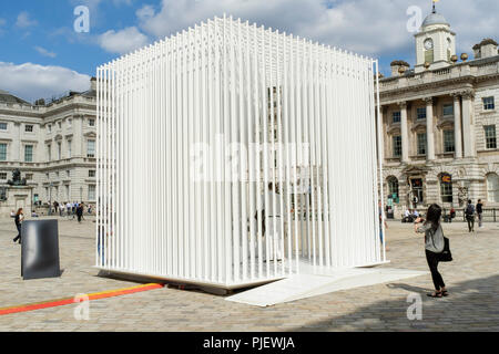 Londres, Royaume-Uni. 6 septembre 2018. Les équipes de conception internationale de 40 pays gèrent des installations de conception interactive sur le thème de l'état émotif à Somerset House au cours de la Biennale de Design de Londres en 2018. L'exposition est présentée du 4-23 septembre. Sur la photo : Housemotion (Turquie). Tabanhoglu l'installation des architectes considère le sens de l'accueil à un âge de plus en plus de vie transitoire. Credit : Mark Phillips/Alamy Live News Banque D'Images