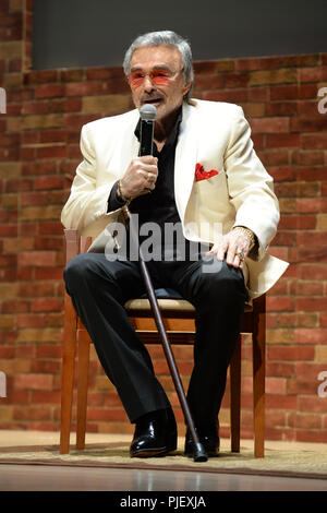 Boca Raton en Floride, USA. Mar 11, 2018. Burt Reynolds à l'étudiant de présenter des films au cours de l'Palm Beach International Film Festival qui a eu lieu à l'Université Lynn le 11 mars 2016 à Boca Raton, en Floride. Credit : Mpi04/Media Punch***File Photo*** Burt Reynolds est décédé/Alamy Live News Banque D'Images