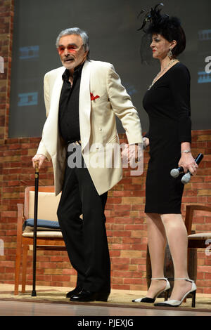 Boca Raton en Floride, USA. Mar 11, 2018. Burt Reynolds à l'étudiant de présenter des films au cours de l'Palm Beach International Film Festival qui a eu lieu à l'Université Lynn le 11 mars 2016 à Boca Raton, en Floride. Credit : Mpi04/Media Punch***File Photo*** Burt Reynolds est décédé/Alamy Live News Banque D'Images