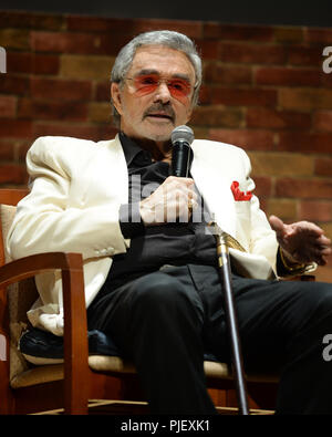 Boca Raton en Floride, USA. Mar 11, 2018. Burt Reynolds à l'étudiant de présenter des films au cours de l'Palm Beach International Film Festival qui a eu lieu à l'Université Lynn le 11 mars 2016 à Boca Raton, en Floride. Credit : Mpi04/Media Punch***File Photo*** Burt Reynolds est décédé/Alamy Live News Banque D'Images