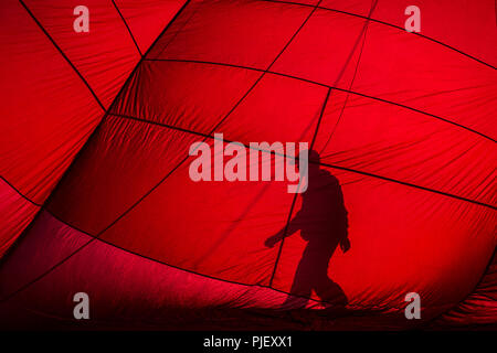 Reno, Nevada, USA. Sep 6, 2018. Jeudi 6 septembre 2018.Un bénévole passe à Adrian est-ballon à air chaud qu'il gonfle au début de la Grande Reno Ballon Race media journée à Rancho San Rafael Park régional à Reno, Nevada. L'événement gratuit commence officiellement demain, le 7 septembre et se termine le dimanche 9 septembre au parc.Maintenant dans sa 37e année, la grande Reno Ballon Race est le plus grand événement de ballons à air chaud dans le monde. Un crédit : ZUMA Press, Inc./Alamy Live News Banque D'Images