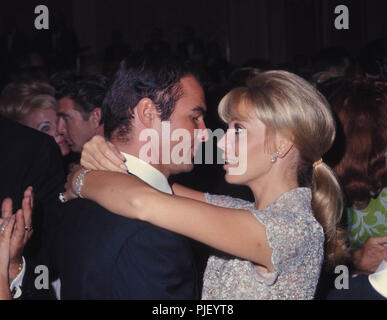 00 déc., 1967 - Burt Reynolds avec Greta Baldwin1967. n° 5074.BURTREYNOLDSRETRO.(Image Crédit : © Globe Photos/ZUMApress.com) Banque D'Images