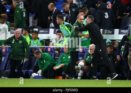 Ryan Giggs, le Pays de Galles manager serre la main de Martin O'Neill , le manager de République d'Irlande après le match. Nations Unies, de l'UEFA ligue match Pays de Galles v République d'Irlande au Cardiff City Stadium de Cardiff , Nouvelle-Galles du Sud le jeudi 6 septembre 2018. Photo par Andrew Verger/Alamy Live News Banque D'Images